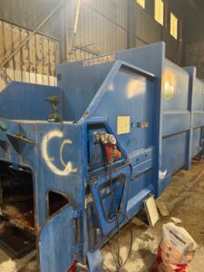 Compacteur avant d'être re-conditionné par les équipes CS2E