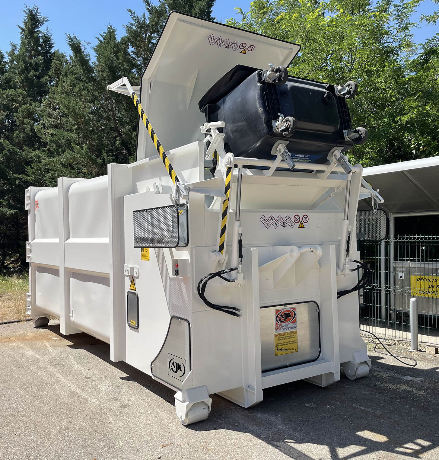 Compacteur Monobloc à pelle en action